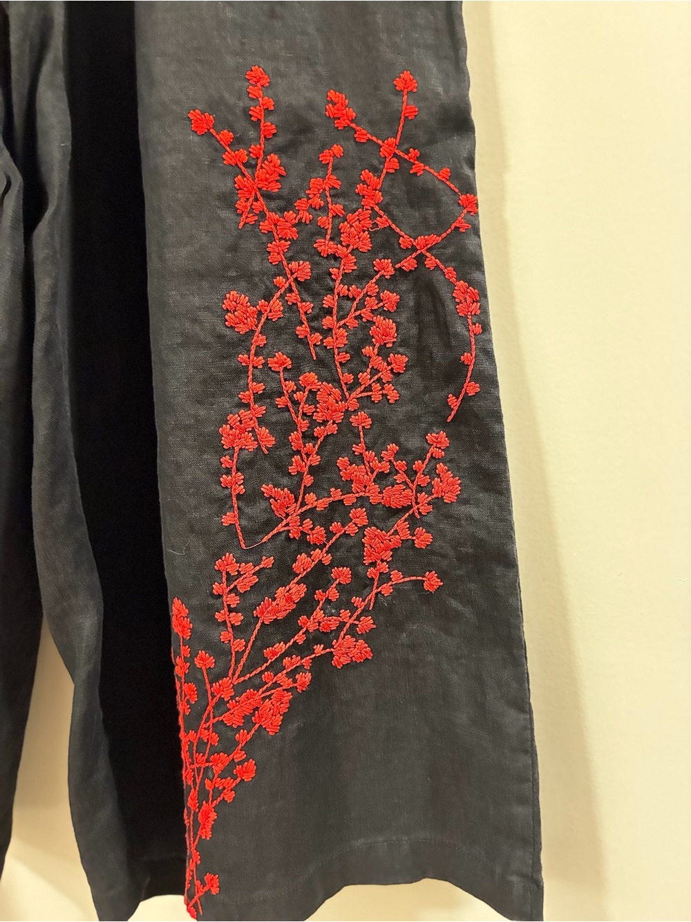 Yesno Linen Pants with Red Embroidered Floral Details. Size Large - Picture 3 of 7